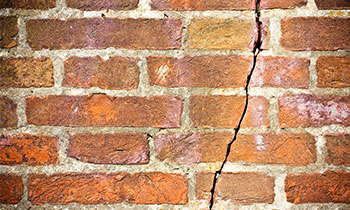 vertical crack in wall